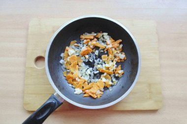 Soğanlar şeffaf olana kadar sebzeleri kızart..