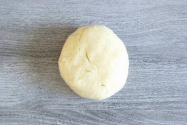 Bitmiş hamur yumuşak ve esnek olmalı. 30 dakika boyunca naylona sarın ve soğutucuya koyun..