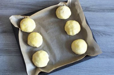 Kurabiyeleri önceden 180 dereceye ısıtılmış bir fırında 25-30 dakika pişir. Fırınınızın özelliklerini düşünün..