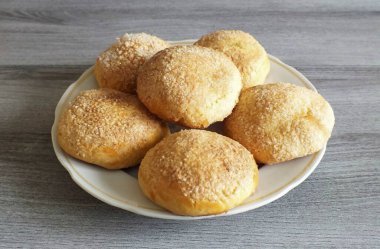 Servis tabağına ve soğutucuya aktarın.