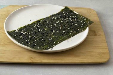 Sert tarafa susam tohumları serpin..