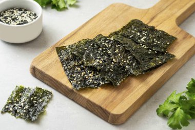 Orta sıcaklıkta susamlı tarafı nazikçe sote et. Yaklaşık olarak 20 saniye. Sonra arkanı dön ve diğer tarafı kızart.