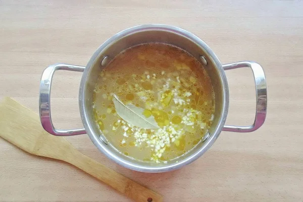 Sazonar Sopa Con Sal Pimienta Añadir Hojas Laurel Ajo Picado —  Fotos de Stock