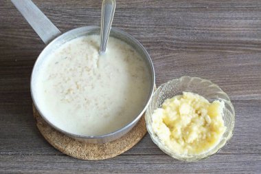 Yulaf lapası hazır olduğunda, muz püresi ekle. Karıştır.