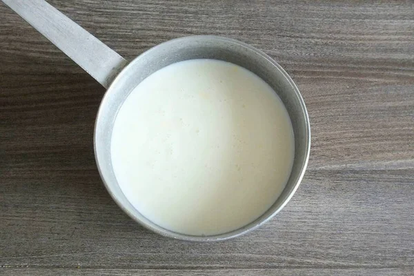 Giet Melk Een Pan Breng Aan Kook Verminderen Warmte — Stockfoto