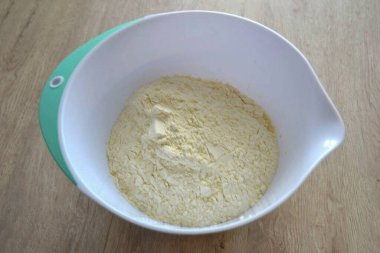 Bir kaseye un dök, hamur yoğur..