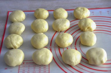 Her bir hamur parçasını bir topa sar, naylona sar..