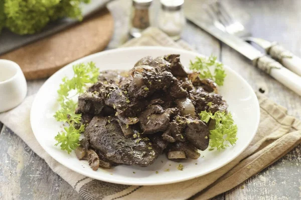 Böyle bir karaciğeri taze domates ve otlarla yiyebilirsin. En sevdiğin ekmek. Afiyet olsun.!