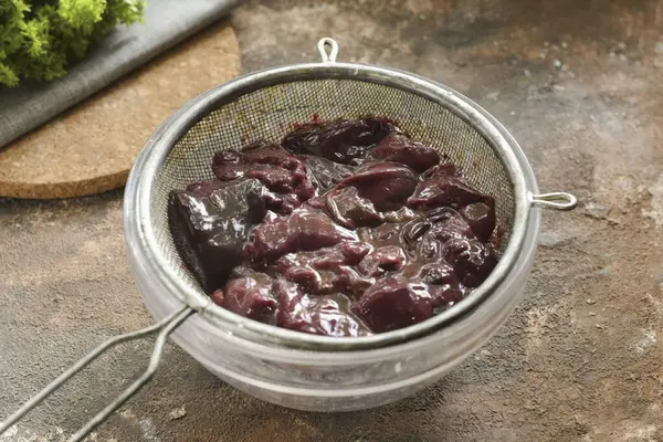 Rinse the chicken liver under running water. Chop the liver coarsely.