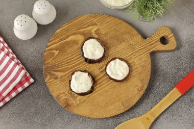 Patlıcanı sarımsak sosuyla fırçala..