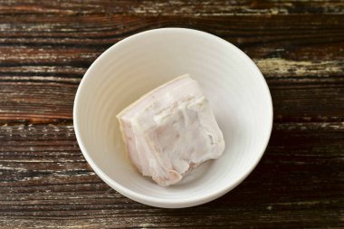 Pastırmayı derin bir kaseye ya da kabın içine koy..