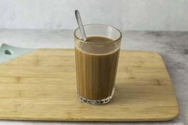 Yoğunlaştırılmış sütle kahveyi karıştır..