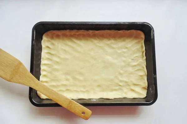 반죽을 균등하지 부분으로 나누라 대부분을 빵굽는 그릇에 넣는다 냉장고에 보내고 — 스톡 사진