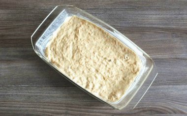 Pişirme kabını ince bir tereyağıyla yağla. Hamuru dök ve önceden 180 dereceye ısıtılmış bir fırında 50-55 dakika pişir..