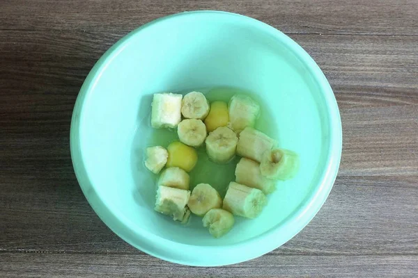 Combine Bananas Ovos Açúcar Uma Tigela Punch Com Liquidificador Mão — Fotografia de Stock
