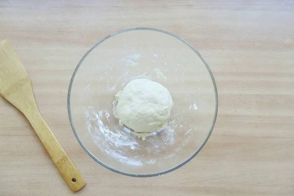 Giet Ijswater Een Kom Kneed Het Deeg Zet Het Minuten — Stockfoto