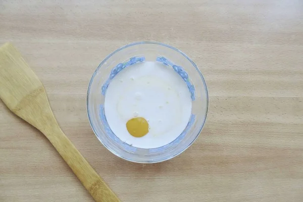 Prepara Enchimento Quebre Ovos Uma Tigela Despeje Creme — Fotografia de Stock