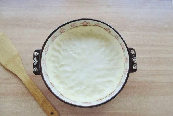 차가운 반죽을 접시에 넣는다 반죽에서 덩어리를 만드는 — 스톡 사진