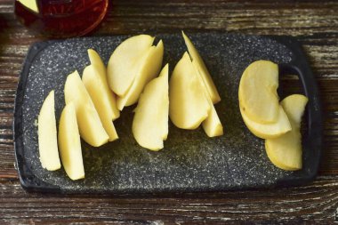 Elmayı yıka ve dilimle..