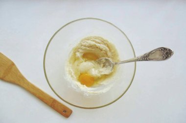 Bir kaseye yumurta ekle..