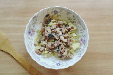 Ringa filetosunu küp küp doğra. Salata ekle.