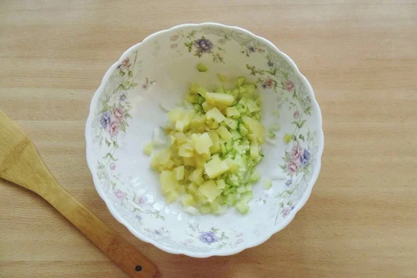 Hervir Las Patatas Sus Pieles Enfriar Pelar Cortar Cubos Pequeños —  Fotos de Stock