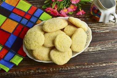 Yumurta sarısı ve ekşi kremalı kurabiyeler hazır! Çay, kahve ya da böğürtlenden ev yapımı komposto ile güvenle servis edebilirsiniz. Afiyet olsun.!