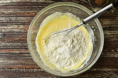 Tekrar karıştır ve porsiyon prim unu ve kabartma tozu ekle.