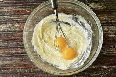 Karıştır ve tavuk sarısı ekle. Proteine gerek yok..