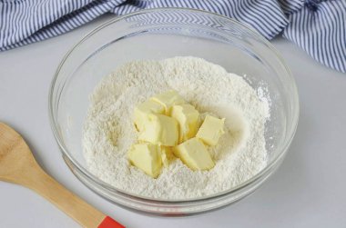 Soğuk tereyağı ve un (öğütme) ekle.