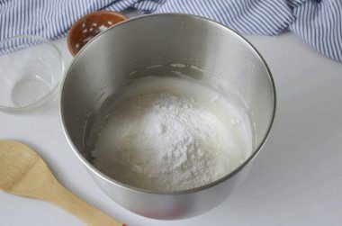 Şekeri ve nişastayı dök, kaseyi karıştırıcıya koy, karışım sertleşene kadar çırp..