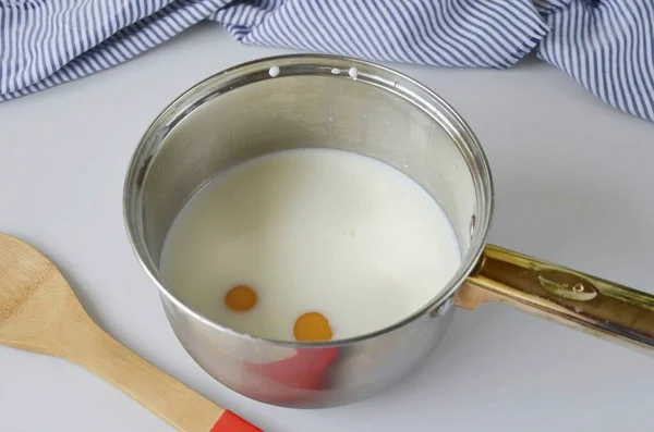 Prima Devi Preparare Crema Pasticcera Versare Latte Una Casseruola Aggiungere — Foto Stock