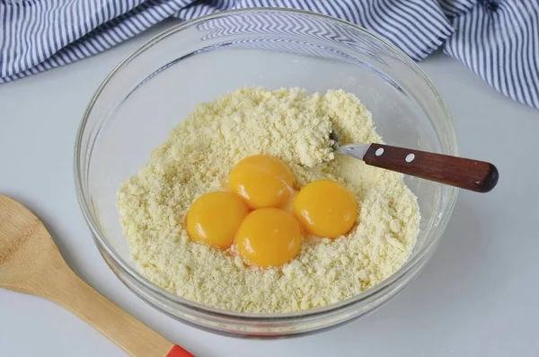 Tambahkan Kuning Telur Mangkuk Aduk — Stok Foto