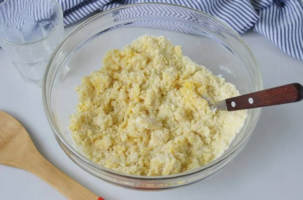 Esslöffel Milch Hinzufügen Und Den Teig Kneten — Stockfoto