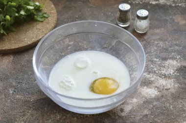 Derin bir kaseye süt dök, bir yumurta, bir tutam tuz ekle..