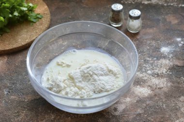 Porsiyonlar halinde bir kaseye buğday unu dök, her şeyi karıştır ve orta kalınlıkta normal bir krep hamuru hazırla..