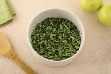 1 tbsp ekle. Şeker ve ellerinizle biraz tarla kuşunu hatırlayın. Boyutu azalacak..