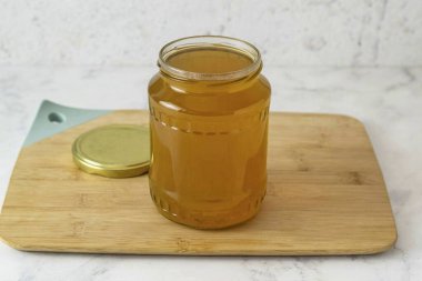 Elma suyunu peynirli bez ya da kalın pamuklu kumaşla sıkın. Temiz, sterilize kavanozlara dökün..