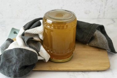 Kapakları kapat, ters çevir. Bir çay havlusuna sar ve tamamen soğumaya bırak..