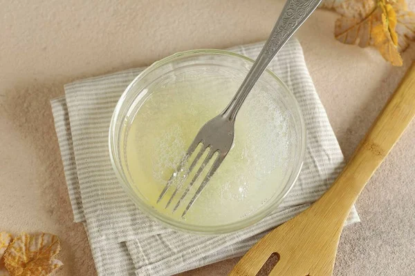 Zwei Eichhörnchen Mit Wasser Kombinieren Und Mit Einer Gabel Mischen — Stockfoto