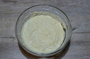 Başlangıç kültürünü suda eritin, un ekleyin, yapışkan filmle karıştırın ve kaplayın, oda sıcaklığında 10-12 saat mayalanmaya bırakın.