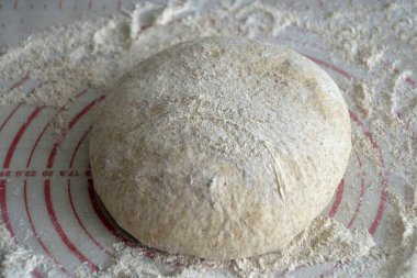 Hamuru topa çevir, yapışkan filmle kapla, 30 dakika 