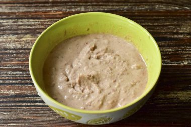 Tüm malzemeleri öğütmek için el blenderi kullan. Eğer sosa daha fazla sıvı gerekiyorsa, o zaman sıcak suya dökün..