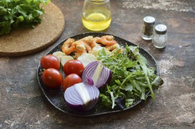 Arugula Scallop Salatası yapmak için gerekli tüm malzemeleri hazırlayın..