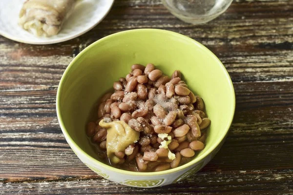 Coloca Los Frijoles Bol Añadir Sal Azúcar Mostaza Exprimir Diente — Foto de Stock