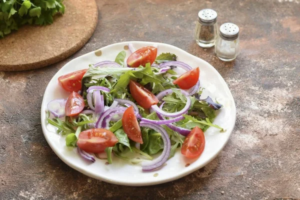 Cortar Los Tomates Cherry Cuñas Añadir Cereza Ensalada —  Fotos de Stock