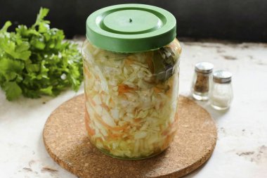 Kış boyunca servis edilebilecek mükemmel bir aperatif. Soğuk bir kış için lahana turşusu. Kolay, basit ve ucuz. Denesene! Afiyet olsun.!