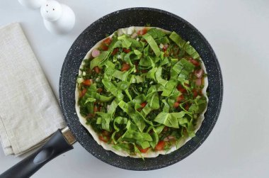 Daha fazla yeşillik: dereotu, ıspanak, yeşil soğan.