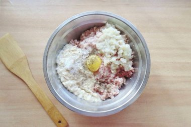 Yumurta sarısı, tuz ve karabiber ekle..