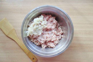 Sarımsak ve soğanı soy, yıka ve kıyma makinesinden geç..